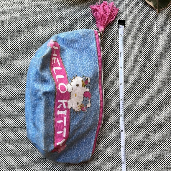 💕 Hello Kitty Plush Toy and Make up Bag! - Picture 15 of 17